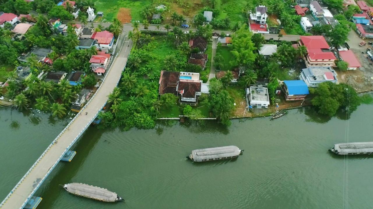 מלון Alappuzha Triveny River Palace מראה חיצוני תמונה